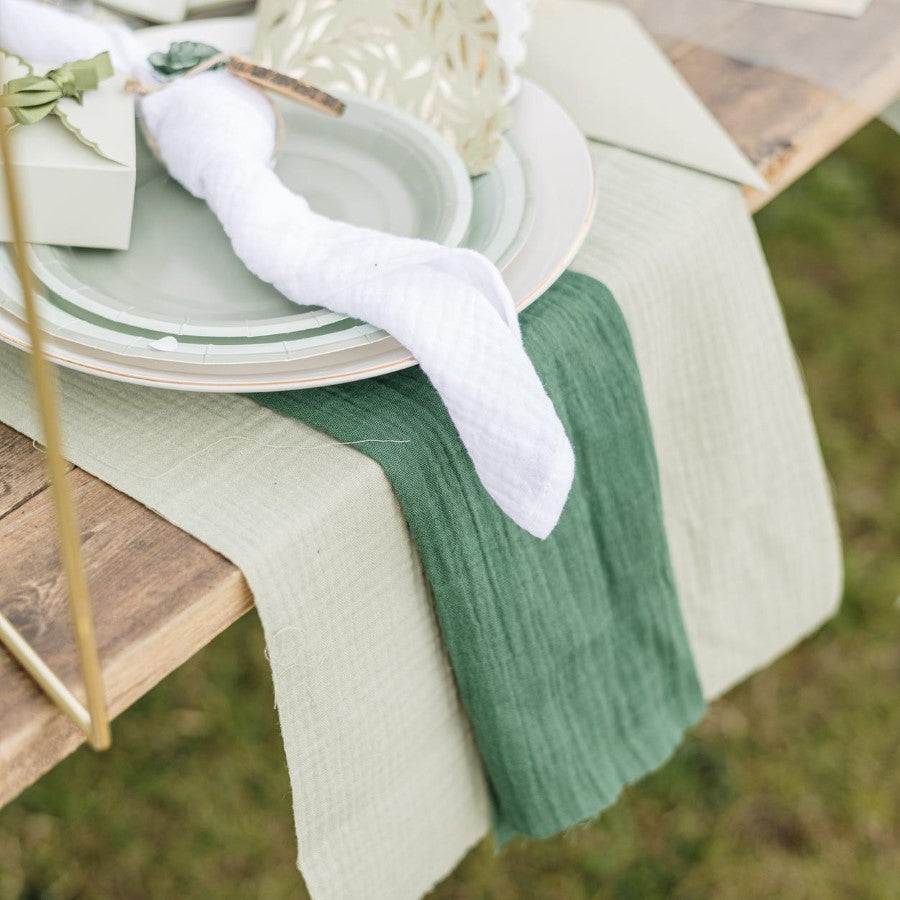 Musselin Tischläufer Salbeigrün für Hochzeit mieten – Tischzauber Hochzeitsverleih
