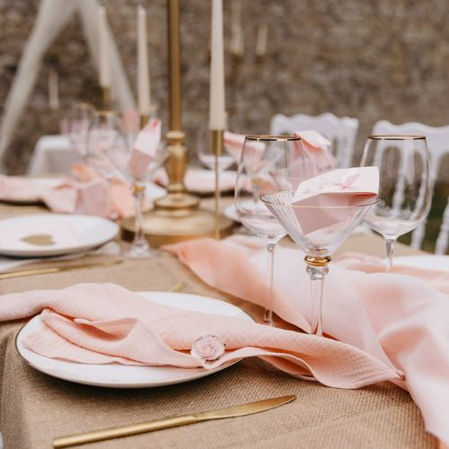 Musselin Tischläufer Rosa für Hochzeit mieten – Tischzauber Hochzeitsverleih
