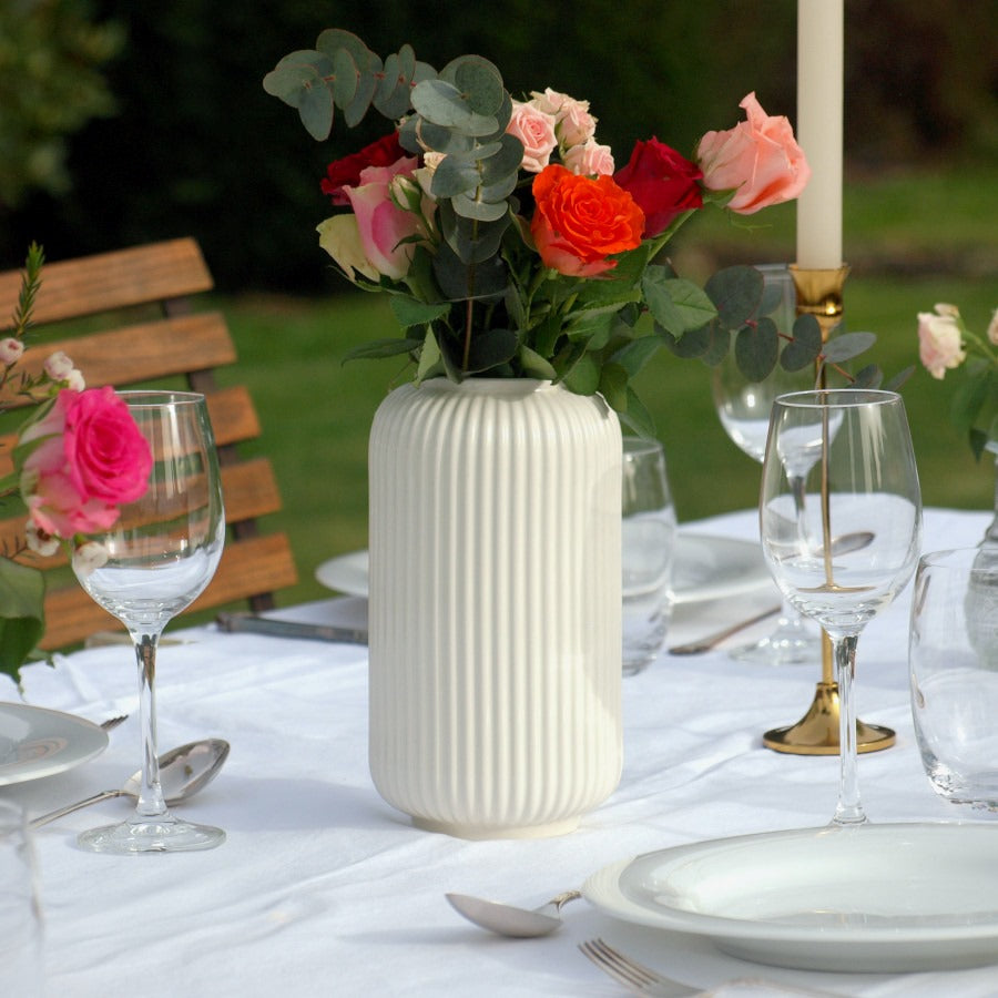 Vase mit Rillen in weiß für Hochzeit mieten – Tischzauber Hochzeitsverleih