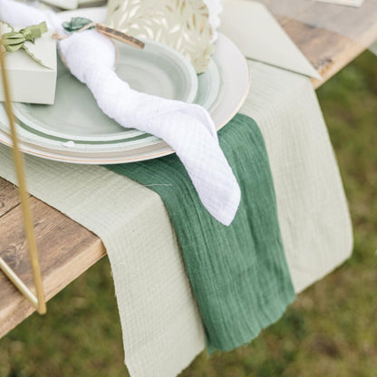 Musselin Tischläufer Pastellgrün für Hochzeit mieten